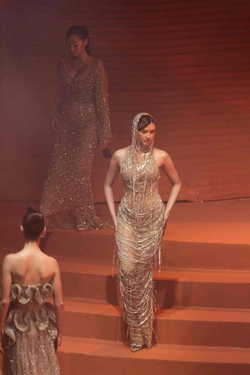 potret gaun permata MINUIT Collection 2023/2024 (dok. Fashion Show MINUIT Collection 2023/2024)