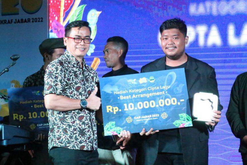 Penghargaan kategori cipta lagu di CAP Jabar 2022 oleh Berli Hamdani selaku Staf Ahli Bidang Ekonomi Pembangunan Jabar (26/11/2022) | Dok. Disparbud Jabar