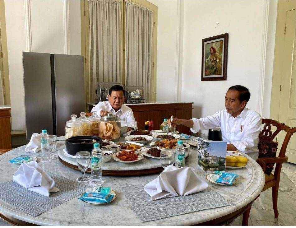Menhan Prabowo Subianto saat santap siang dengan Presiden Jokowi, Minggu 18 Juni 2023. (dok. Media Center Prabowo)