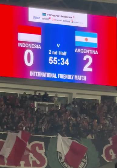 momen dr. Reisa Broto Asmoro nonton bola di stadion (instagram.com/reisabrotoasmoro)