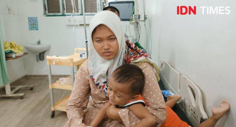 Ismail bersama kedua orangtuanya saat berada di Rumah Sakit Umum Haji Medan (IDN Times/Indah Permata Sari)