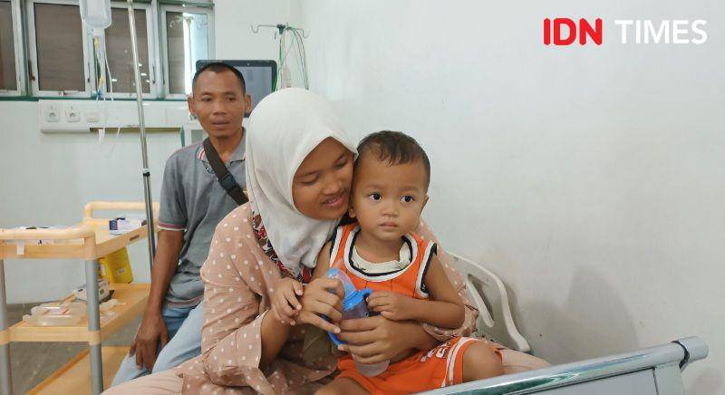 Ismail bersama kedua orangtuanya saat berada di Rumah Sakit Umum Haji Medan (IDN Times/Indah Permata Sari)