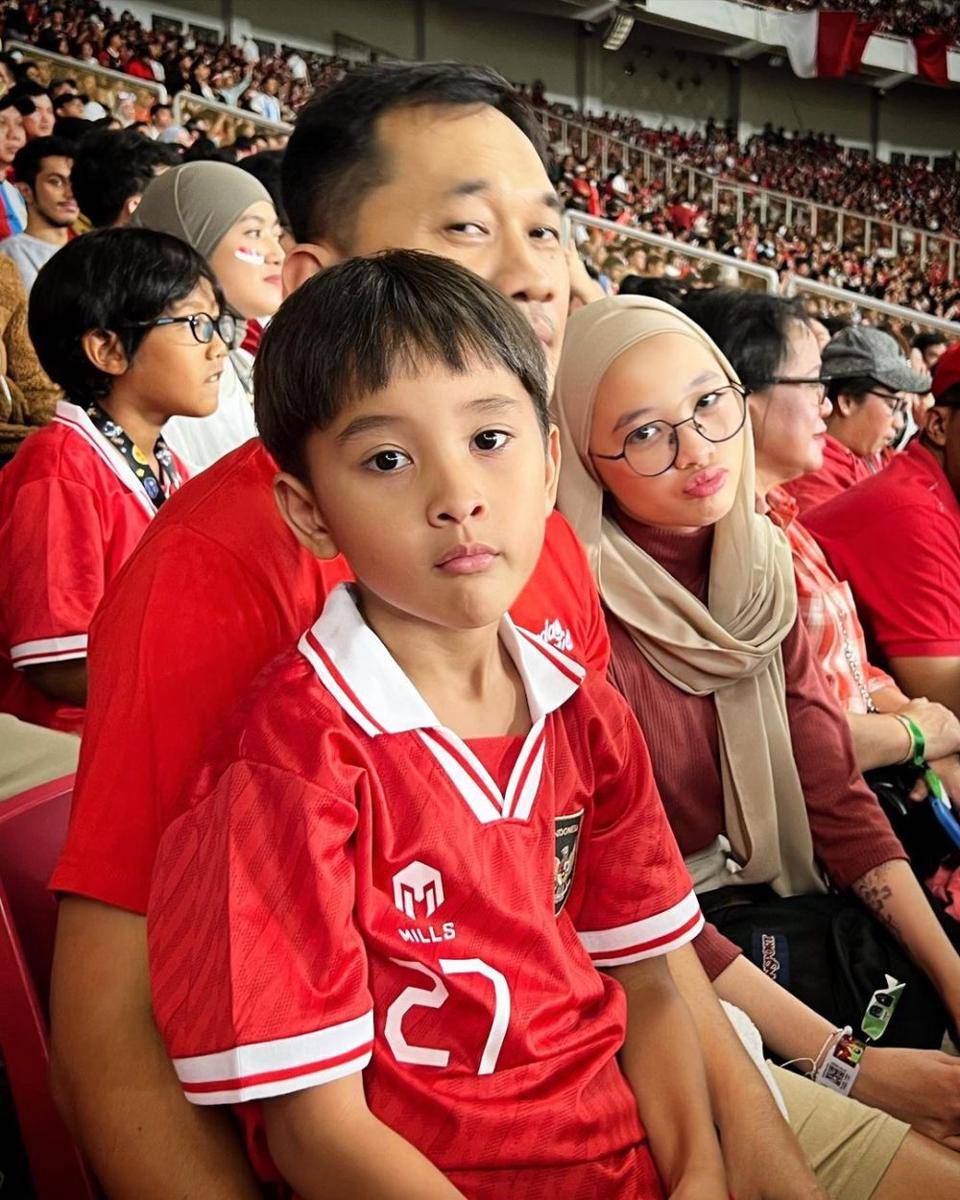 potret keluarga Zaskia Adya Mecca nonton timnas sepak bola Indonesia versus Argentina (instagram.com/zaskiaadyamecca)
