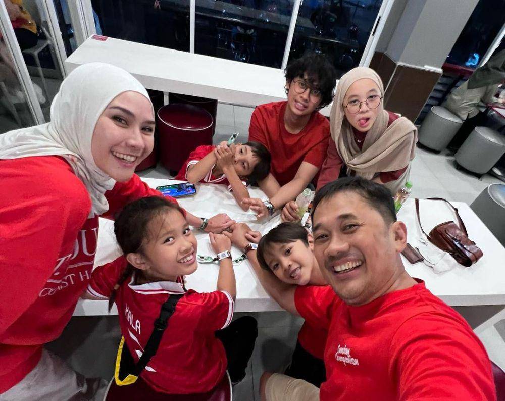 potret keluarga Zaskia Adya Mecca nonton timnas sepak bola Indonesia versus Argentina (instagram.com/zaskiaadyamecca)