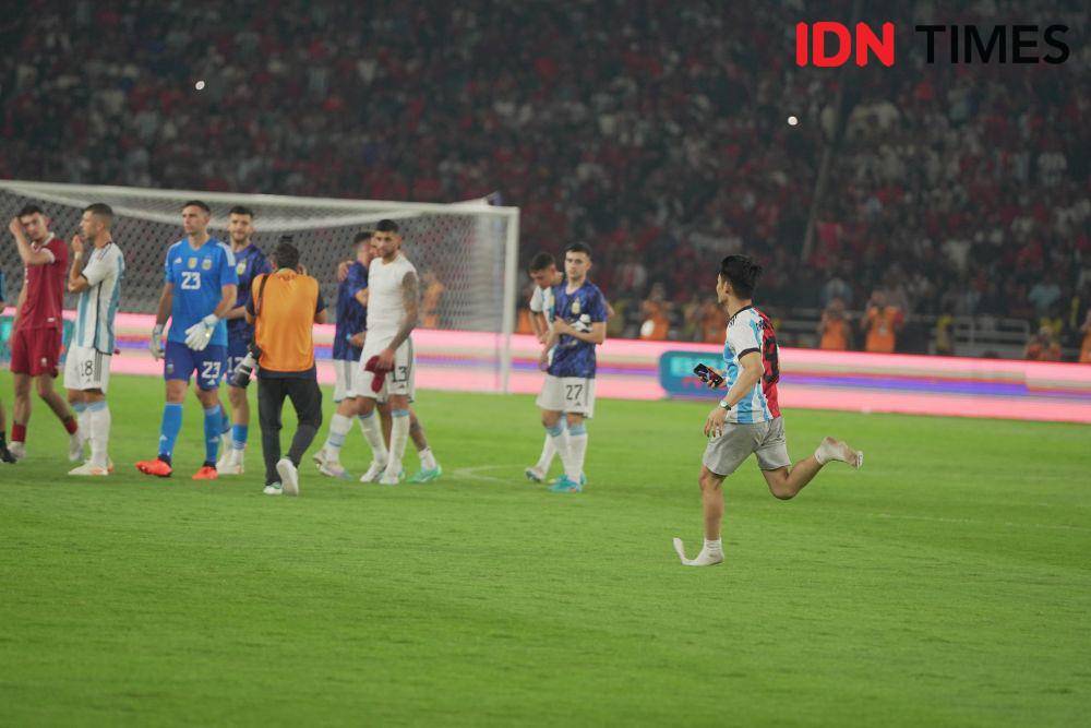 Penyusup masuk ke lapangan usai laga Timnas Indonesia versus Argentina (IDN Times / Tata Firza)
