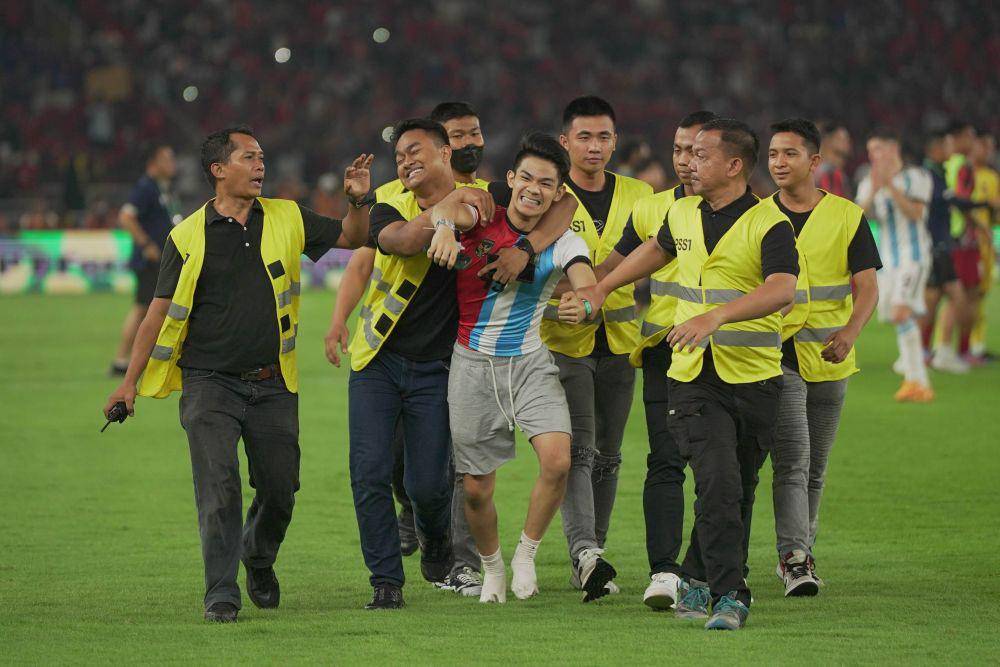 Penyusup saat masuk ke lapangan demi memburu foto bareng pemain Argentina (IDN Times / Tata Firza)