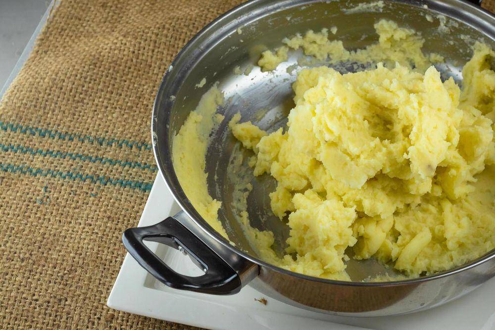 ilustrasi mashed potato (vecteezy.com/Sirichai Asawalapsakul)