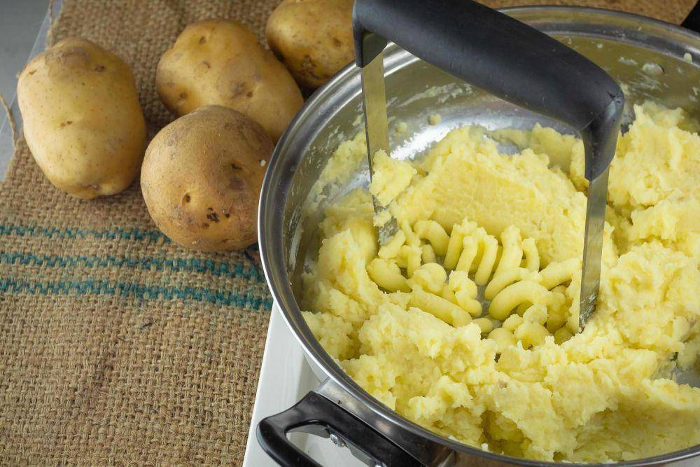 ilustrasi haluskan mashed potato (vecteezy.com/Sirichai Asawalapsakul)