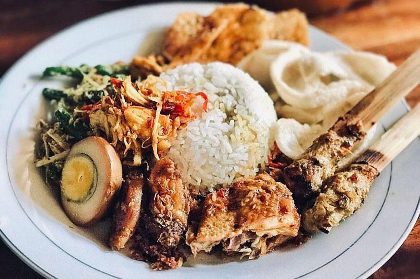 Nasi Campur Bali Bu Oki Populer di Kalangan Turis