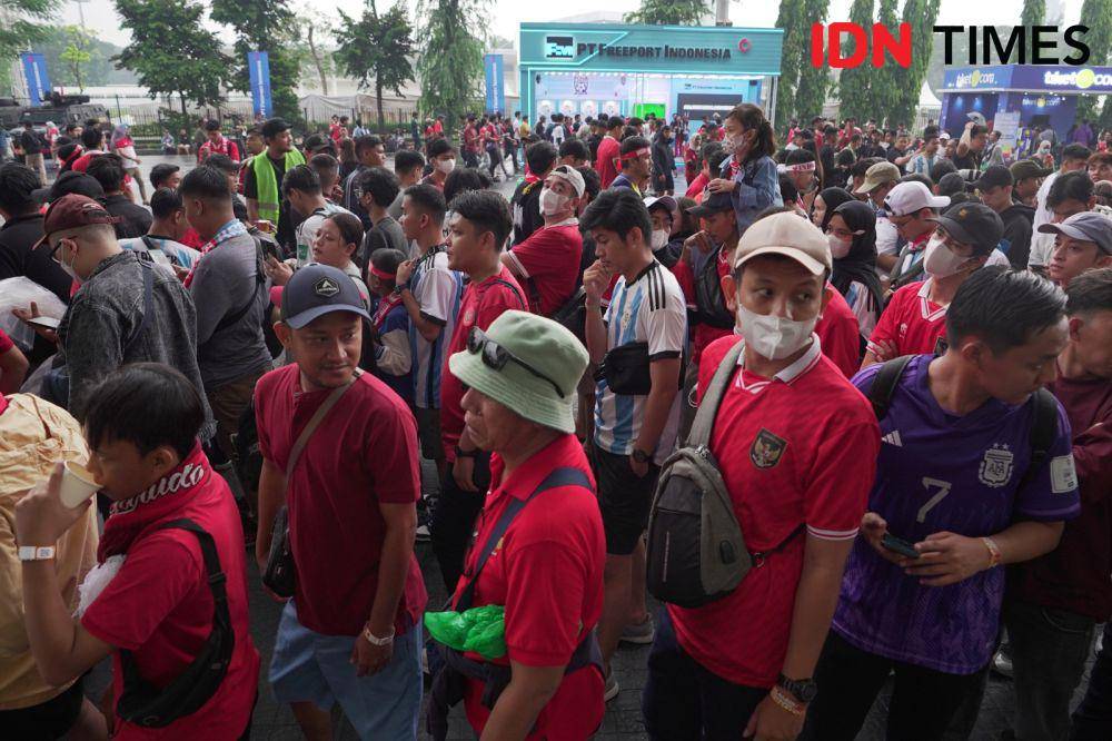 Antrean suporter menuju pintu masuk Stadion Utama Gelora Bung Karno jelang sepak mula Timnas Indonesia vs Argentina, Senin (19/6/2023). (IDN Times/Tata Firza).