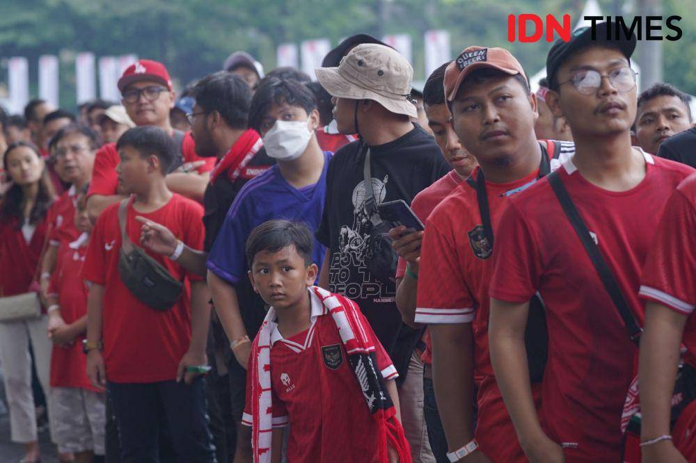 Antrean suporter menuju pintu masuk Stadion Utama Gelora Bung Karno jelang sepak mula Timnas Indonesia vs Argentina, Senin (19/6/2023). (IDN Times/Tata Firza).