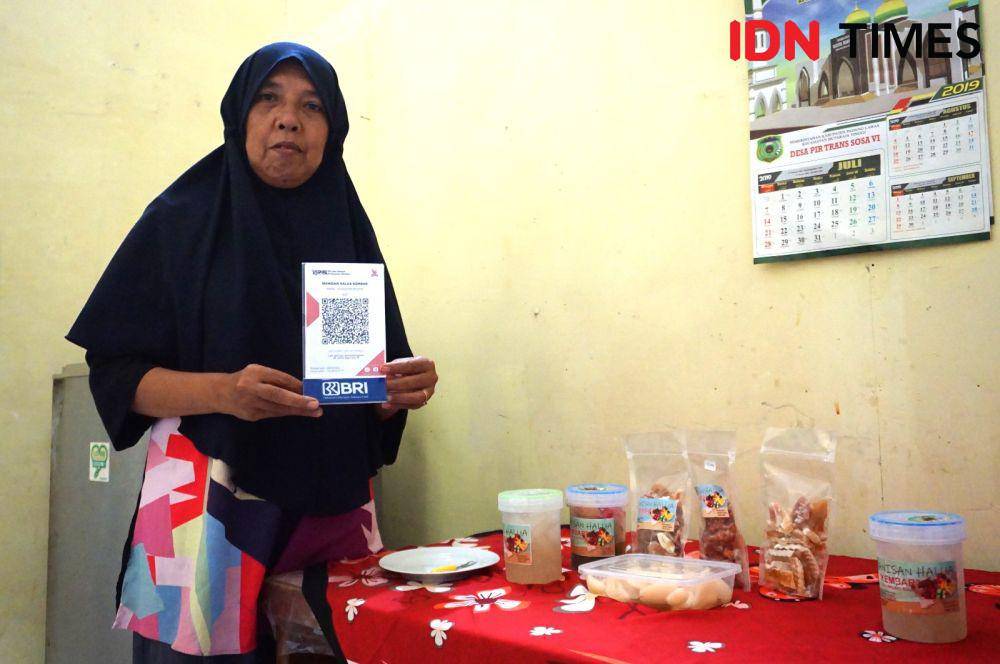 Efrida menunjukkan produk Halua Kembar, kuliner khas Melayu di Binjai (IDN Times/Doni Hermawan)