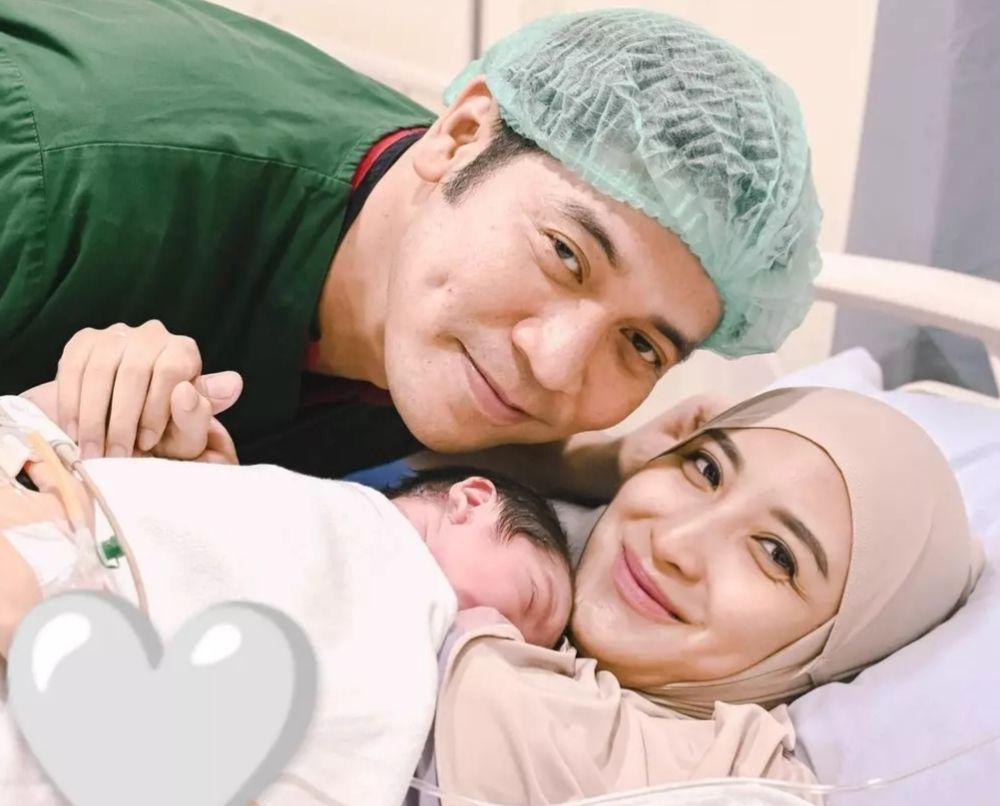Haru! 9 Momen Kelahiran Anak Kedua Ricky Perdana dan Chaca Thakya
