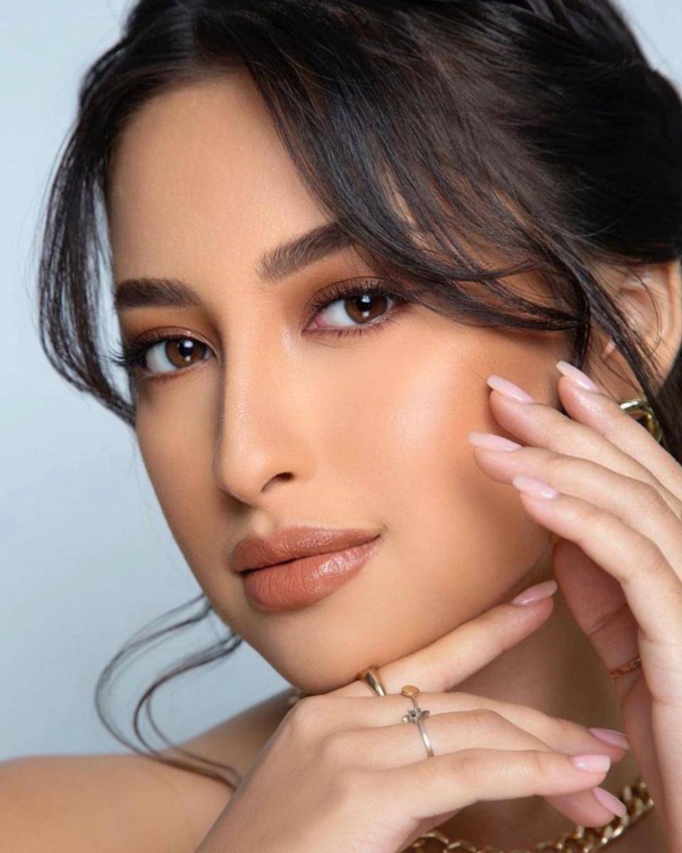 makeup bold untuk tan skin (instagram.com/jennifercoppenreal20)