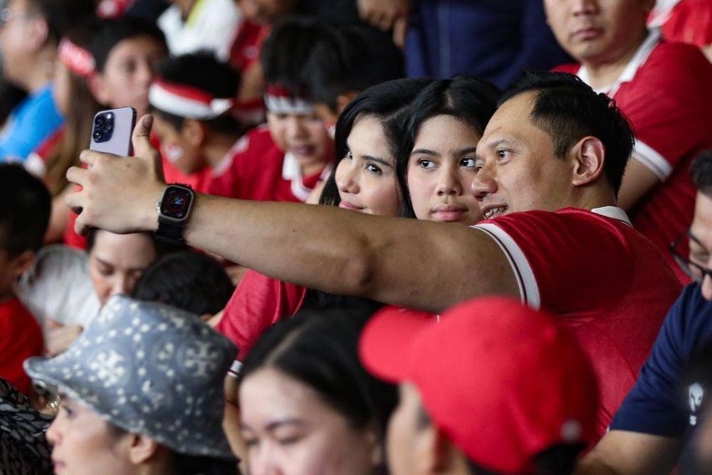 10 Potret Keluarga Agus Yudhoyono Dukung Timnas Indonesia