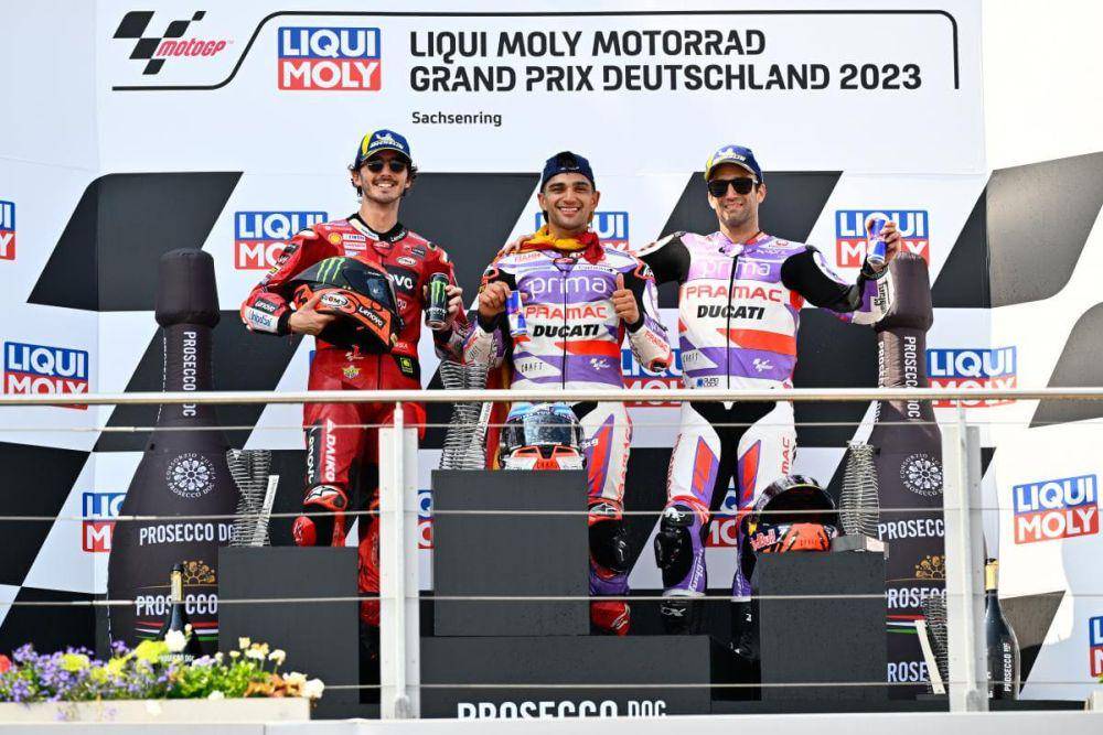 potret Francesco Bagnaia, Jorge Martin, dan Johann Zarco berdiri di podium Sirkuit Sachsenring musim 2023 (motogp.com)
