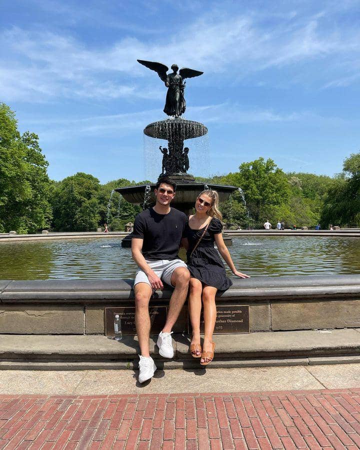 potret mesra Elkan Baggott dan kekasih (instagram.com/elkanbaggott)