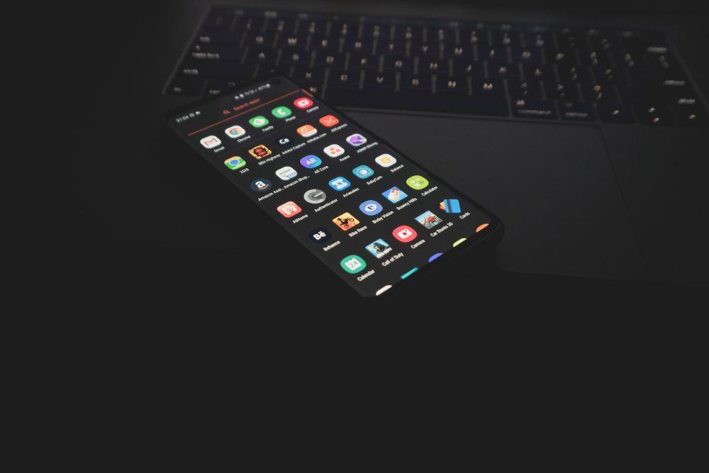 ilustrasi aplikasi di HP Android (Unsplash/Azamat E)