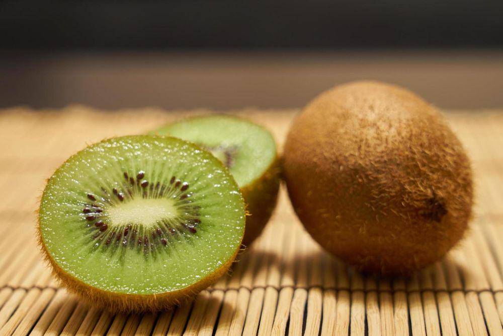 ilustrasi buah kiwi (vecteezy.com/Arthur Lomarainen)