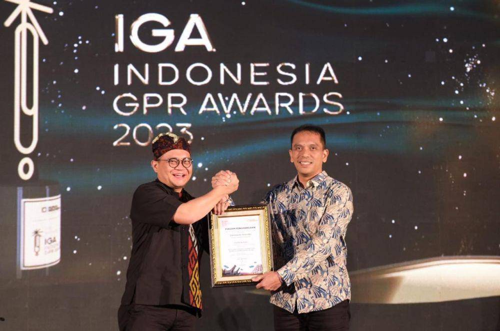 Penyerahan piagam penghargaan Kategori Pemimpin Terpopuler di Media Pemberitaan Online Sub Kategori Direktur Utama BUMN Non-Tbk kepada Direktur Utama PLN, Darmawan Prasodjo yang di wakili oleh Executive Vice President Komunikasi Korporat dan TJSL, Gregorius Adi Triandto oleh Managing Director Imogen PR, Jojo Suharjo Nugroho. (Dok. PLN)