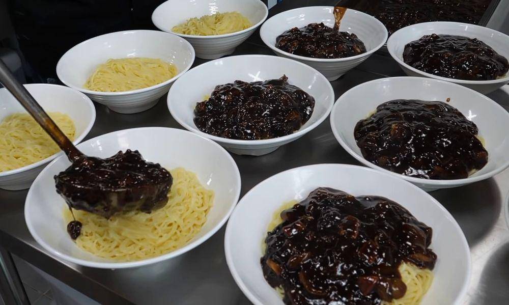 ilustrasi membuat jajangmyeon (youtube.com/Food Kingdom)
