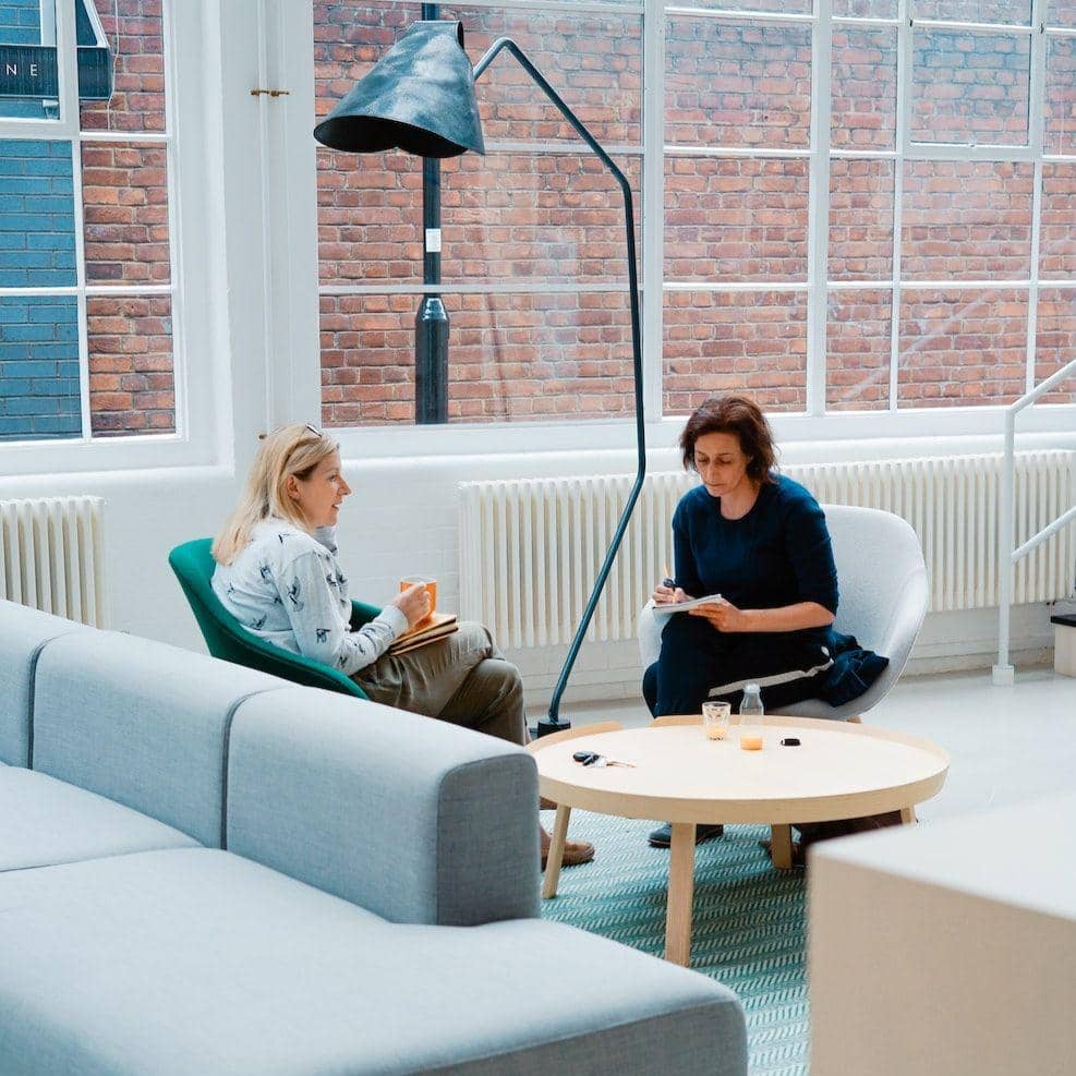 ilustrasi wanita berdiskusi (unsplash.com/Toa Heftiba)