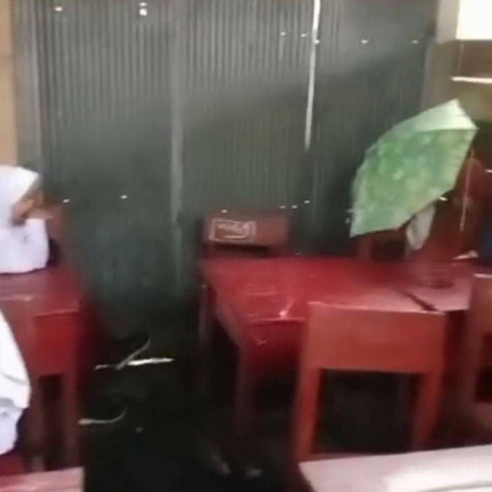 Miris Siswa SD di OKI Belajar Pakai Payung, Kelas Bocor Saat Hujan