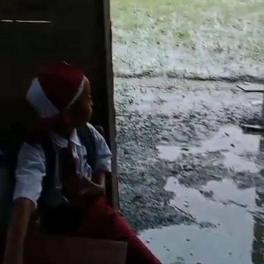 (Video viral siswa SD negeri di OKI yang belajar saat hujan deras dan atap sekolah bocor) IDN Times/istimewa
