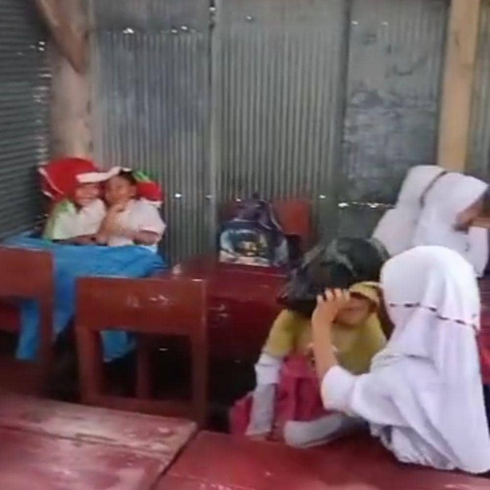 (Video viral siswa SD negeri di OKI yang belajar saat hujan deras dan atap sekolah bocor) IDN Times/istimewa