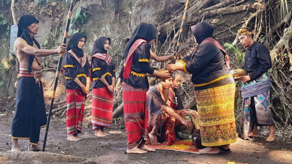 Intip Keseruan Gawe Desa Aikdewa, Ada 'Ngalun Aik dan Mandi Kemanten'