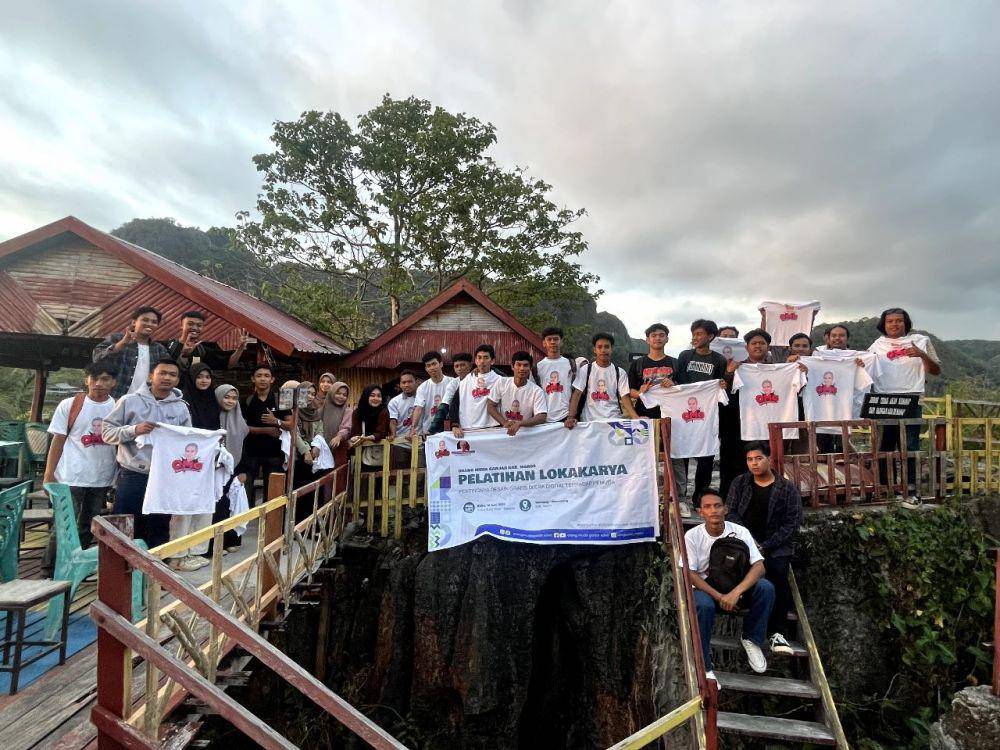 Peserta antusias mengikuti pelatihan desain grafis yang digelar relawan Orang Muda Ganjar di Kabupaten Maros. (Dok. Istimewa)