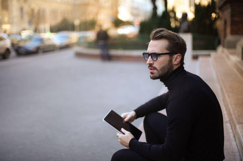seorang pria mengenakan sweater turtleneck (pexels.com/Andrea Piacquadio)
