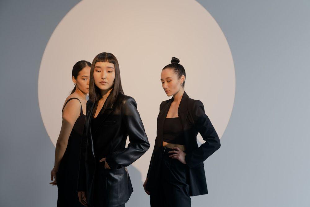 5 Tips Membuat Outfit Serba Hitam Lebih Menawan