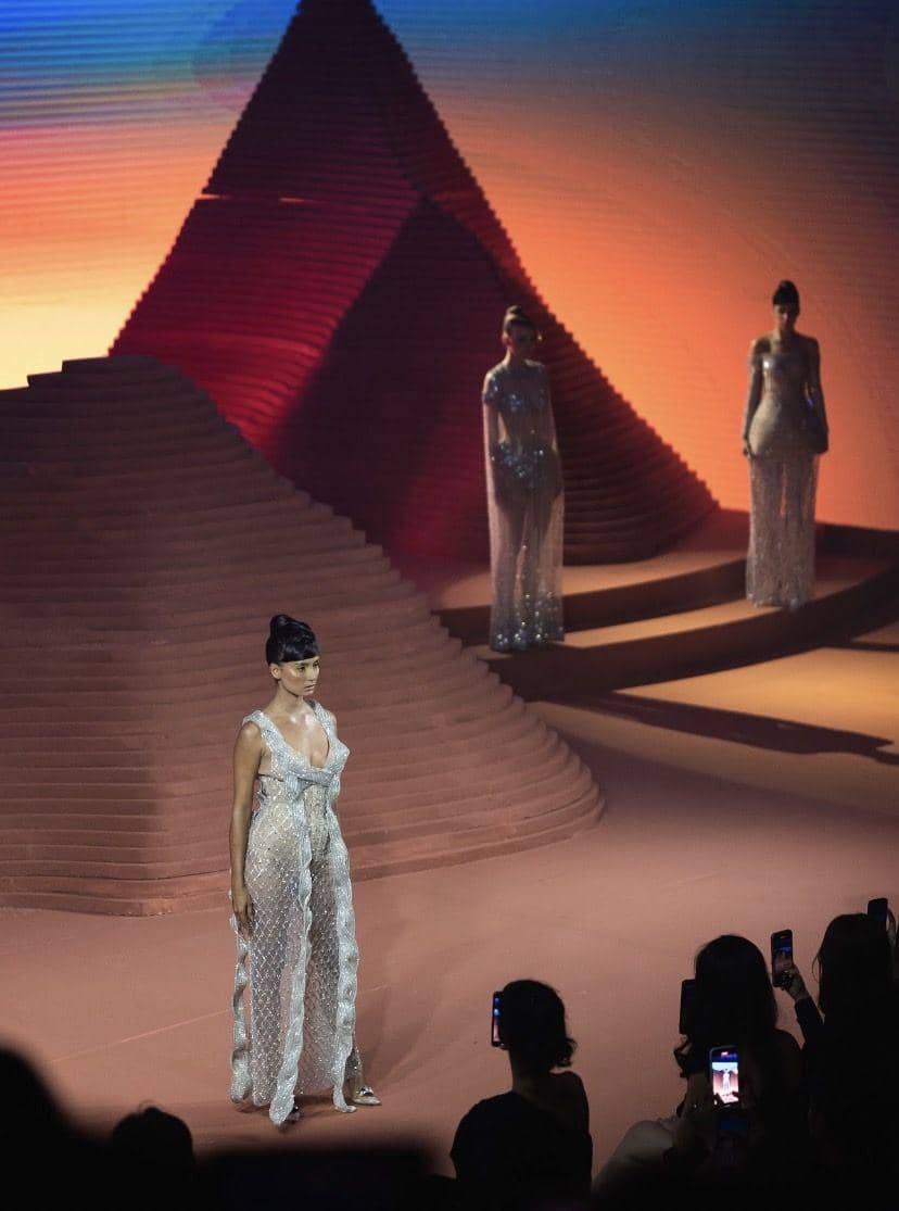 potret gaun scallop-shaped fringers MINUIT Collection 2023/2024 (dok. Fashion Show MINUIT Collection 2023/2024)