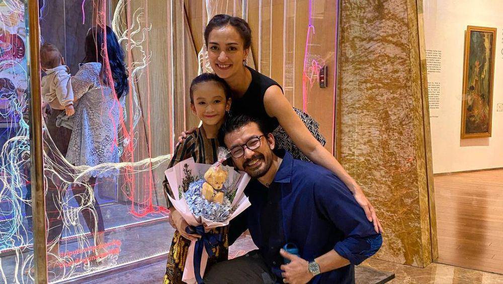 potret keluarga Atiqah Hasiholan (instagtam.com/atiqahhasiholan)