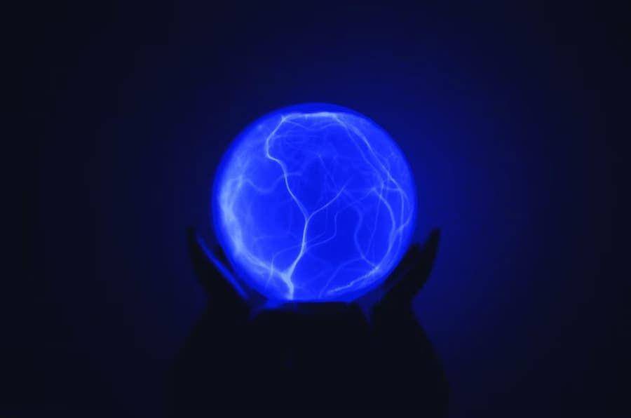 ilustrasi lampu biru (unsplash.com/Melanie Magdalene)