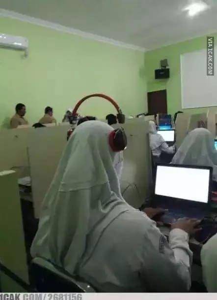 momen kocak saat praktikum (1cak.com/2681156)