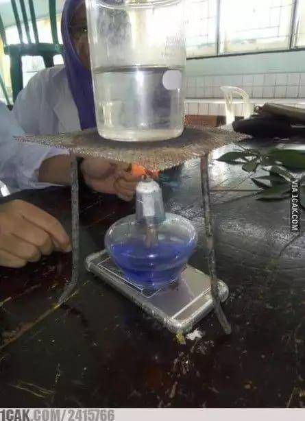 momen kocak saat praktikum (1cak.com/2415766)