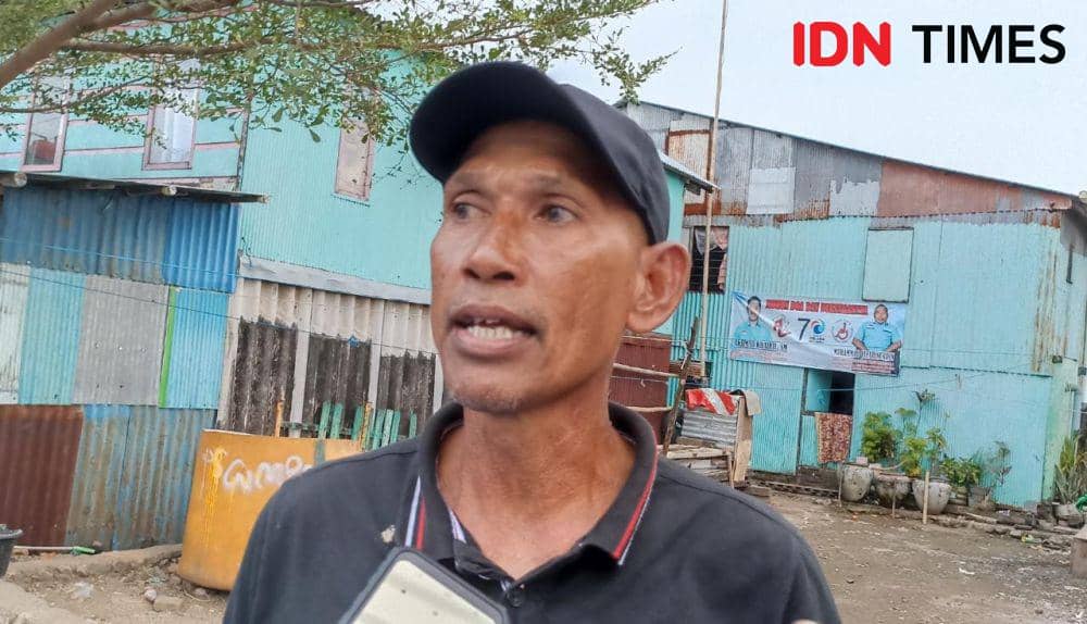 Nelayan kepiting di pesisir Mangarabombang Makassar, Sangkala Andi (59). (Dahrul Amri/IDN Times Sulsel)