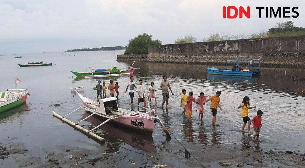 Masyarakat pesisir Makassar dan SP Anging Mammiri gelas tradisi Appanuang Ri Je'ne. (Dahrul Amri/IDN Times Sulsel)