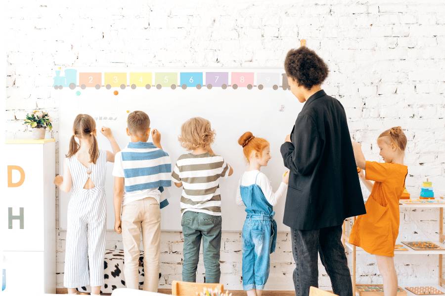 potret ilustrasi anak belajar bersama (pexels.com/Mikhail Noliv)