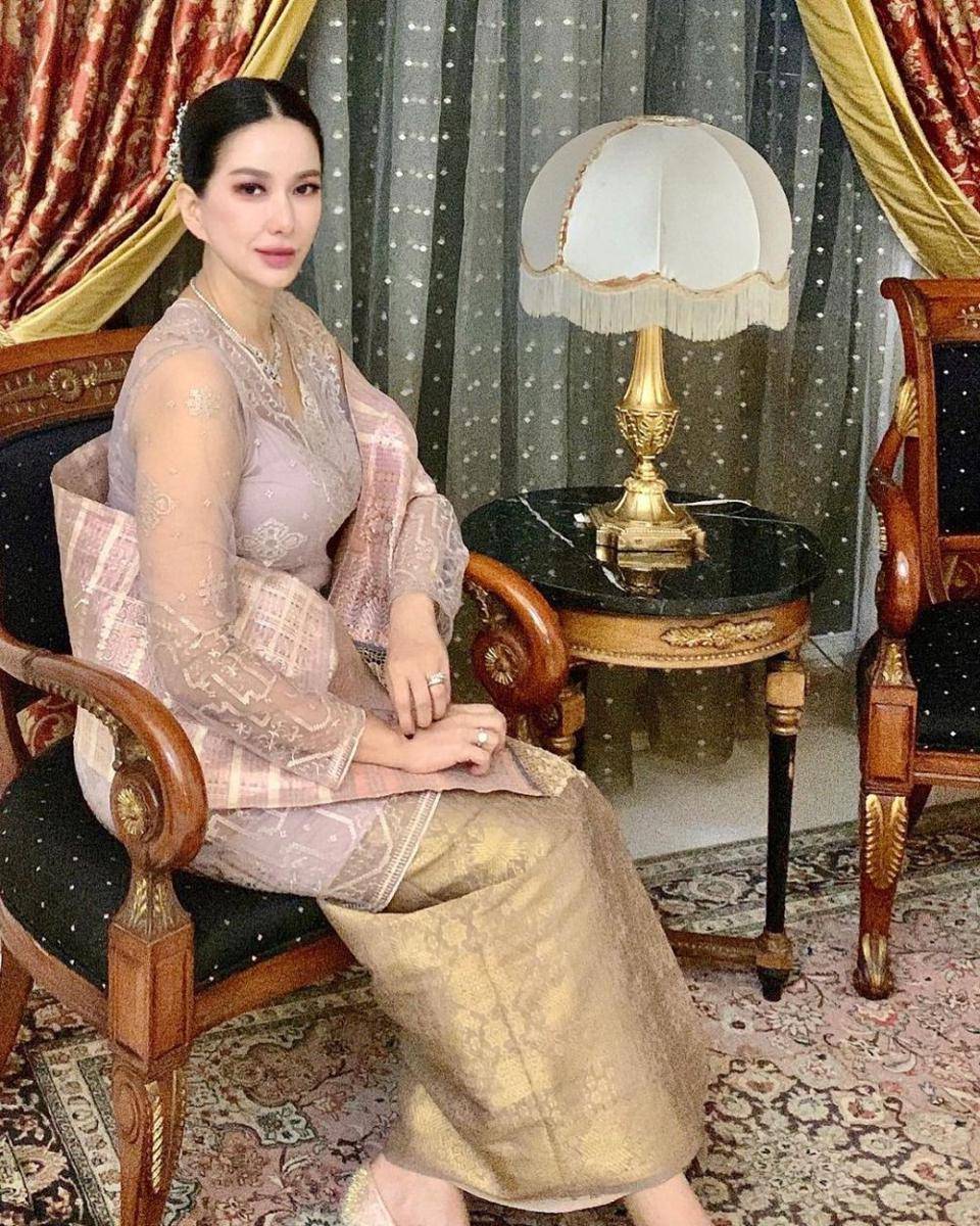 OOTD kain tradisional ala Donna Abdul Latief (instagram.com/donna.abdullatief)