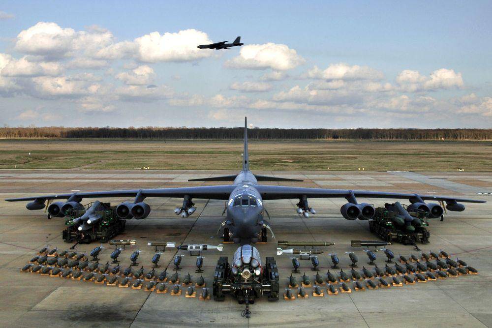 potret B-52H Stratofortress AU AS dari wing pengebom ke-2 dengan senjata yang mampu diusungnya (commons.wikimedia.org/Robert J. Horstman)