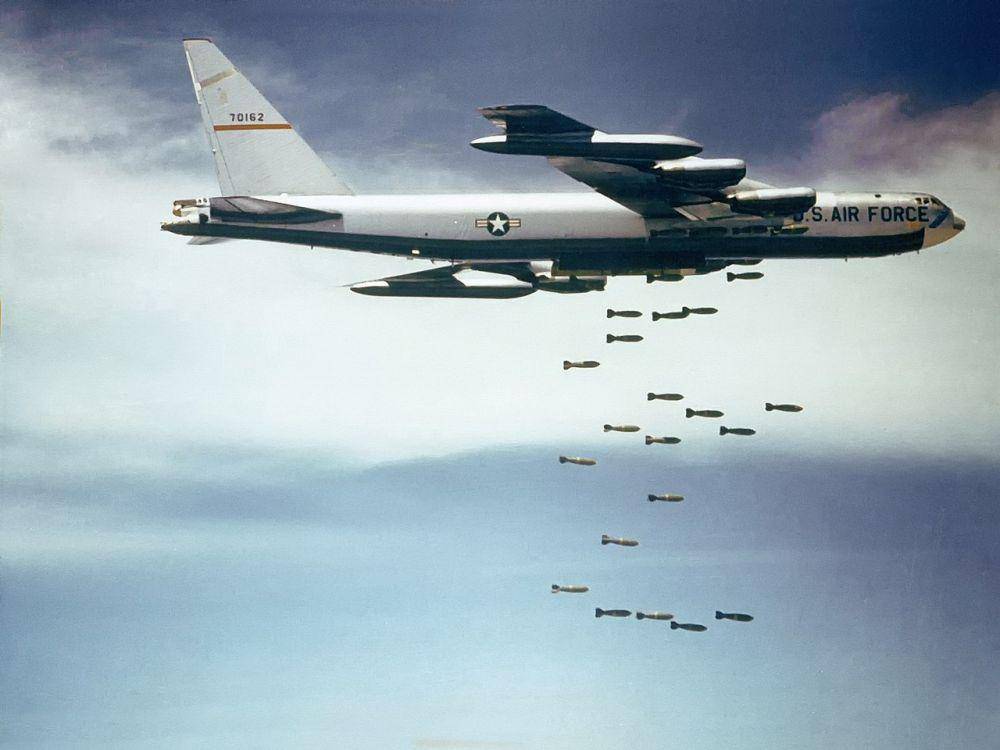 potret B-52F Stratofortress AU AS yang sedang menjatuhkan bom di perang Vietnam pada tahun 1960-an (commons.wikimedia.org/USAF)