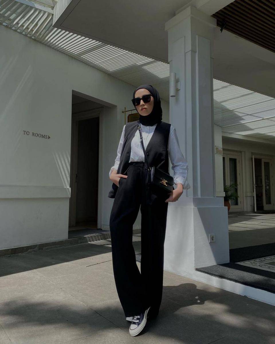 hijab style warna hitam ala Amelia Elle (instagram.com/ameliaelle)