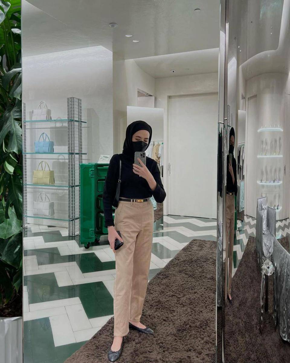 hijab style warna hitam ala Amelia Elle (instagram.com/ameliaelle)