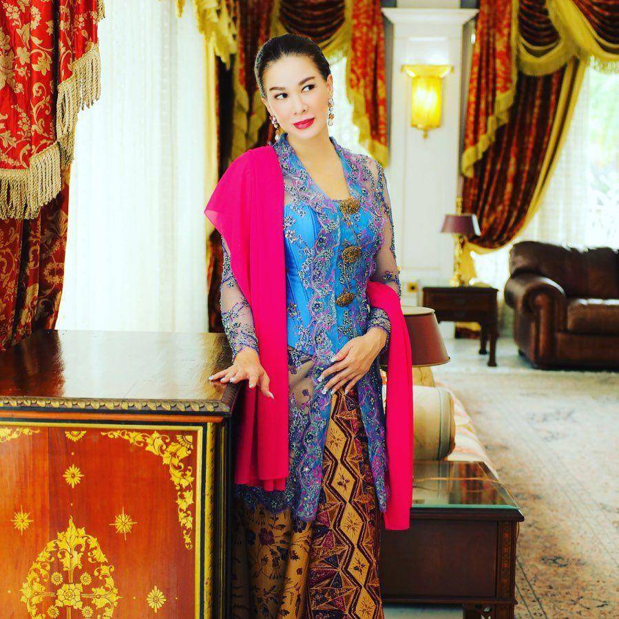 OOTD kain tradisional ala Donna Abdul Latief (instagram.com/donna.abdullatief)