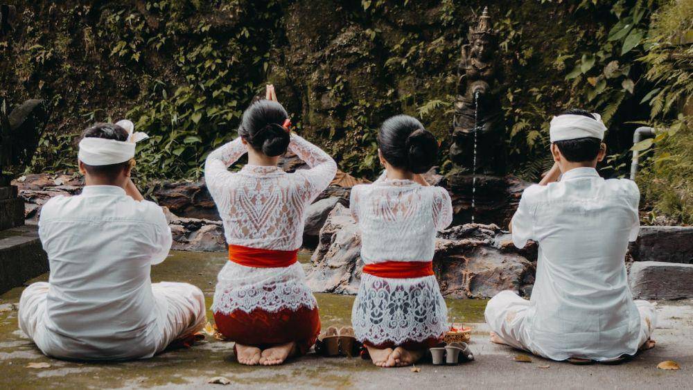 Ilustrasi contoh adat istiadat dan budaya Indonesia (pexels.com/Titah Anamika)