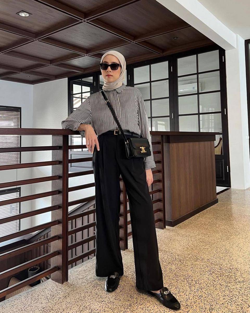 hijab style warna hitam ala Amelia Elle (instagram.com/ameliaelle)