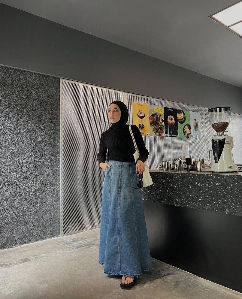 hijab style warna hitam ala Amelia Elle (instagram.com/ameliaelle)